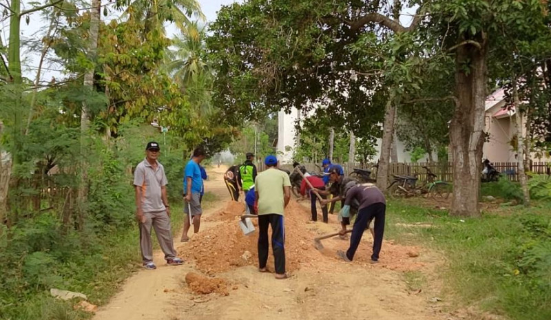 Kerja Bakri Bersama Masyarakat Desa Kalaero
